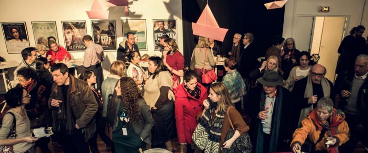 Le public du vernissage de l'exposition "Elías, vida mía. Fotografías de una vida de cine", à Cosmopolis. En partenariat avec le Musée San Telmo de San Sebastián et la Cinémathèque basque