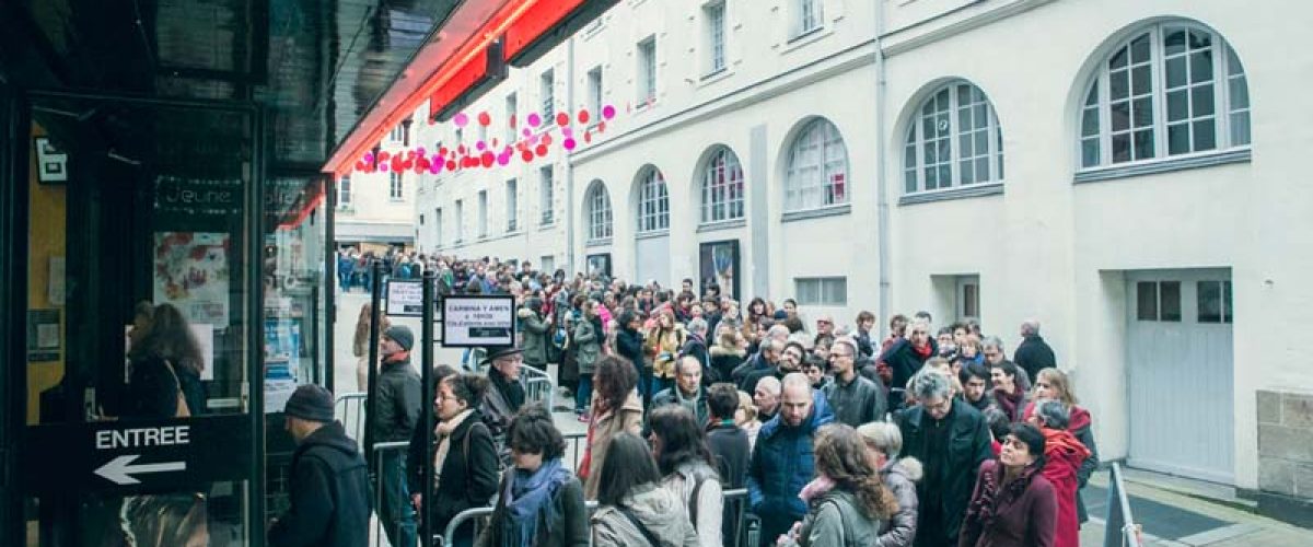 Le public du Festival du Cinéma Espagnol de Nantes prêt à entrer en salle