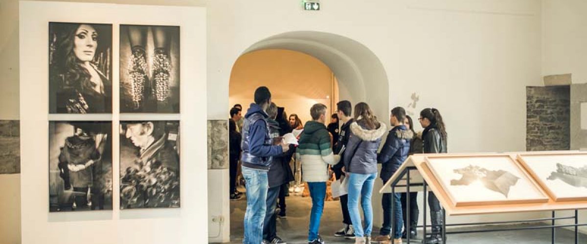 En s'associant au Département de Loire-Atlantique, le Festival a investi le Manoir de la Touche (Musée Dobrée), où les oeuvres réalisées par les artistes résidents de la Casa de Velázquez de Madrid sont exposées. Visite de l'exposition par des collégiens