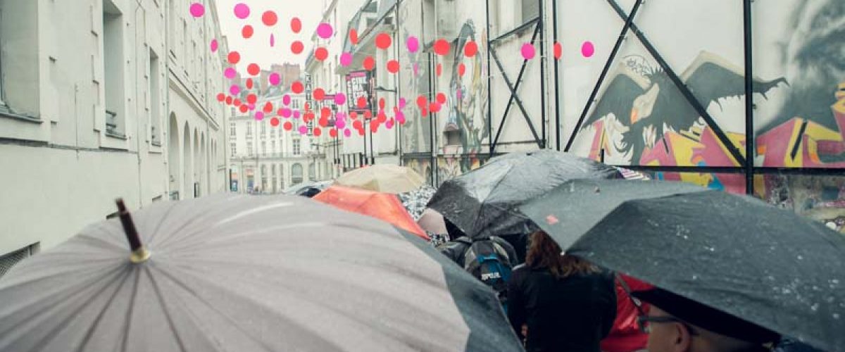 Le public du Festival du Cinéma Espagnol de Nantes bravant la pluie