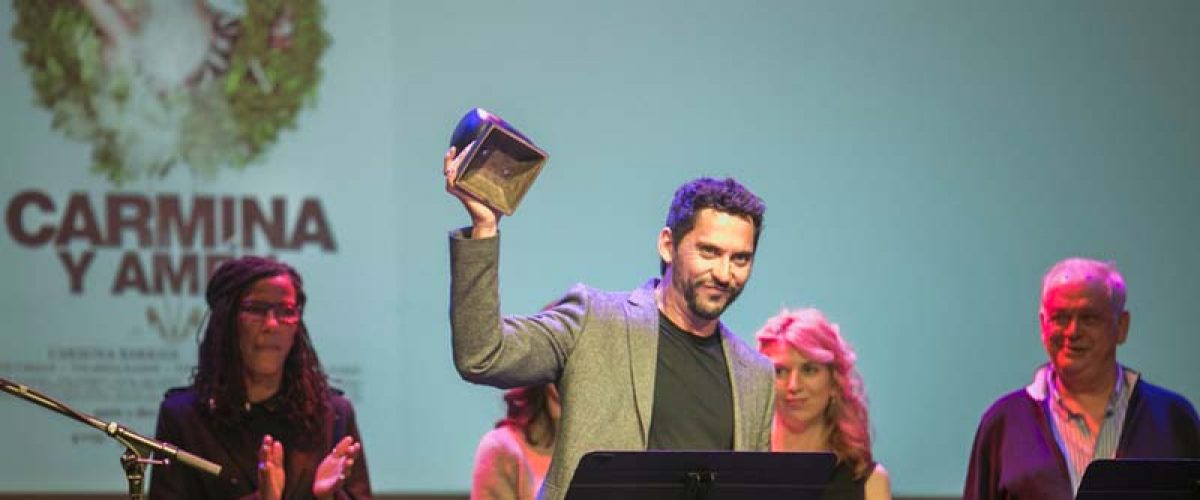 Aux côtés de Maguy Salomon, Conseillère municipale à la Ville de Nantes, le Jury Jules Verne [Ángeles González-Sinde, réalisatrice, scénariste et ex-Ministre de la Culture en Espagne (Présidente du Jury), Sophie Clément, Bodega Films (distributeur), Diego Galán, critique de cinéma, réalisateur et anciennement Directeur du Festival de San Sebastián, Adán Jodorowsky, musicien, compositeur, réalisateur et acteur et Virginie Legeay, scénariste, actrice et productrice ] attribue le Prix Jules verne au Meilleur film à "Carmina y amén" en présence de Paco León, 2015