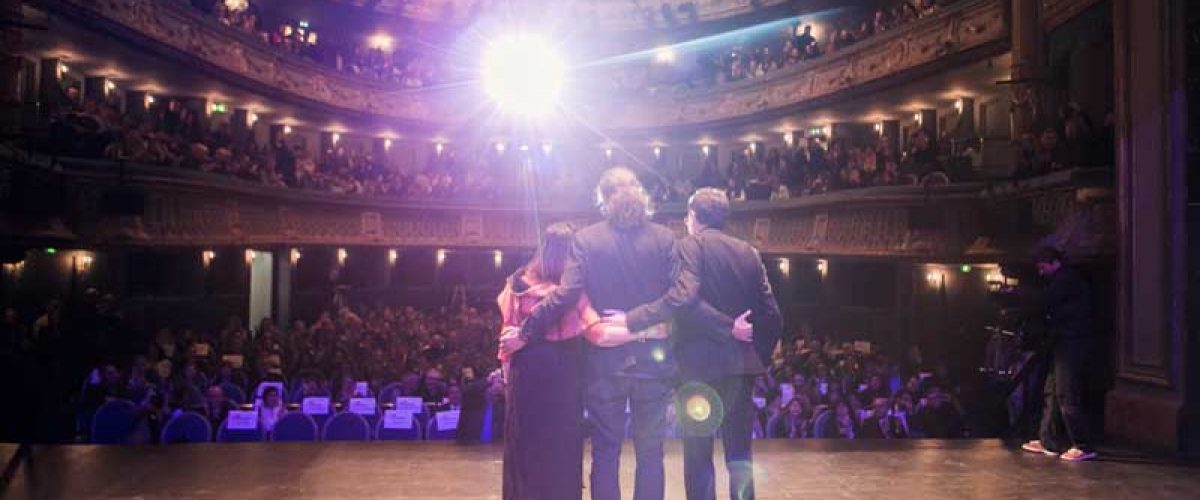 Fernando León de Aranoa, réalisateur, entouré de Pilar Martínez-Vasseur et José Márquez, co-directeurs du Festival du Cinéma Espagnol de Nantes