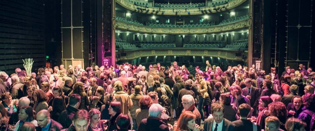 Le public de la soirée d’ouverture de la 25e édition du Festival du Cinéma Espagnol de Nantes sur la scène du Théâtre Graslin