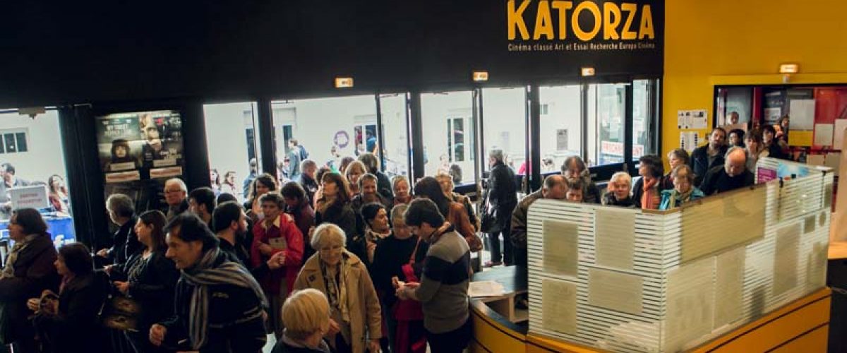 Le public du Festival dans le hall du cinéma Katorza