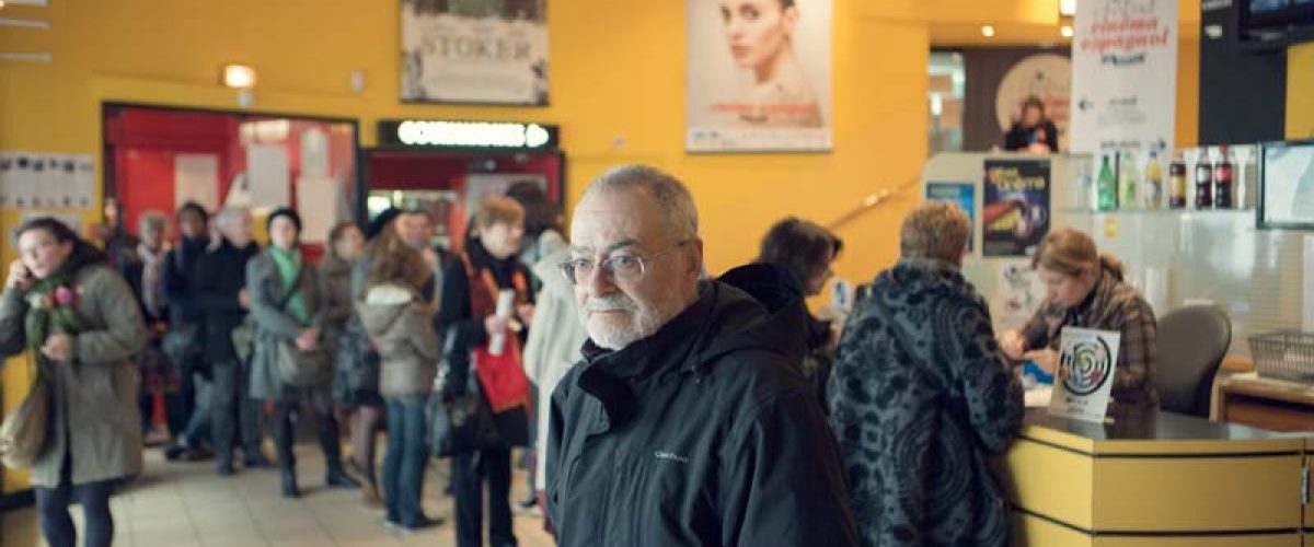 Le réalisateur Juanmi Gutiérrez dans le hall du Katorza