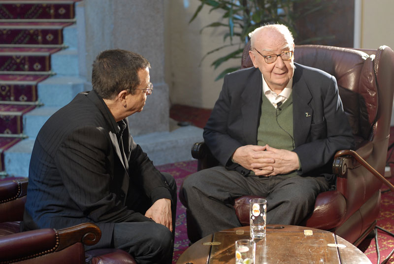 José Luis Borau et Emmanuel Larraz lors d'un entretien filmé à l'Hôtel de France en 2008