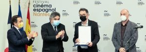 Remise de la plaque d’honneur de l’Ordre honorifique civil Alphonse X le Sage par Monsieur le Ministre espagnol de la Culture et des Sports José Manuel Rodríguez Uribes, à Messieurs José Marquez et Joxean Fernández, en tant que co-directeurs du Festival du cinéma Espagnol de Nantes, 12 juin 2021. © Jerónimo Alvarez
