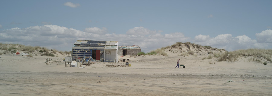 El mar nos mira de lejos (2017)