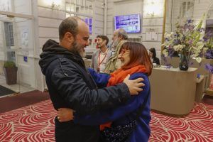Le réalisateur et membre du Jury Documentaires Oskar Alegria et Pilar Martínez-Vasseur dans le hall de l'Hôtel de France