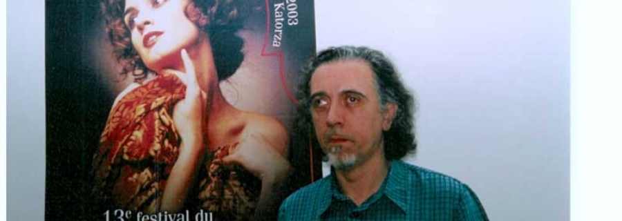 Fernando Trueba devant l’affiche de la 13e édition, 2003