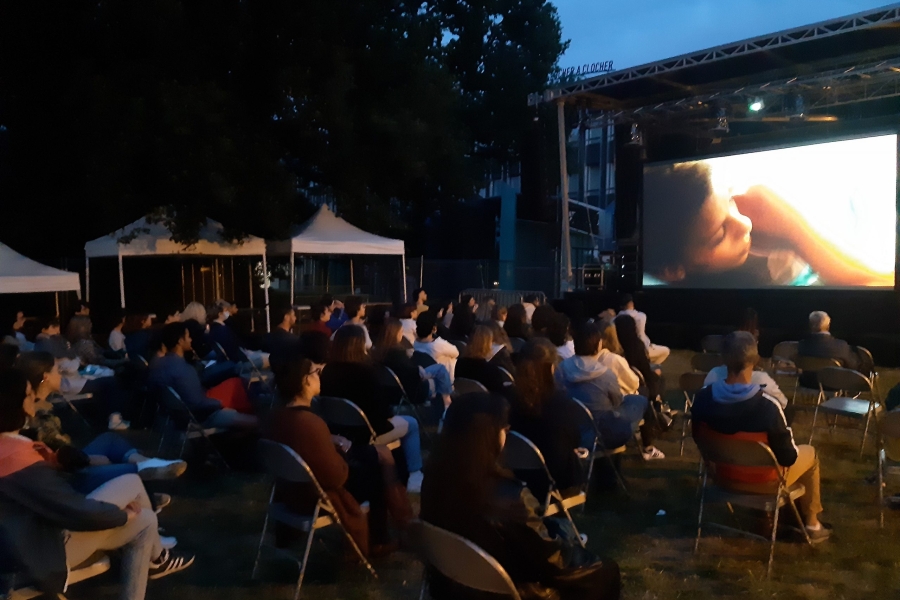 Projection en plein air du film « Carmen y Lola » présentée par Pilar Martínez-Vasseur, co-directrice du Festival,  au Pôle étudiant, Université de Nantes.