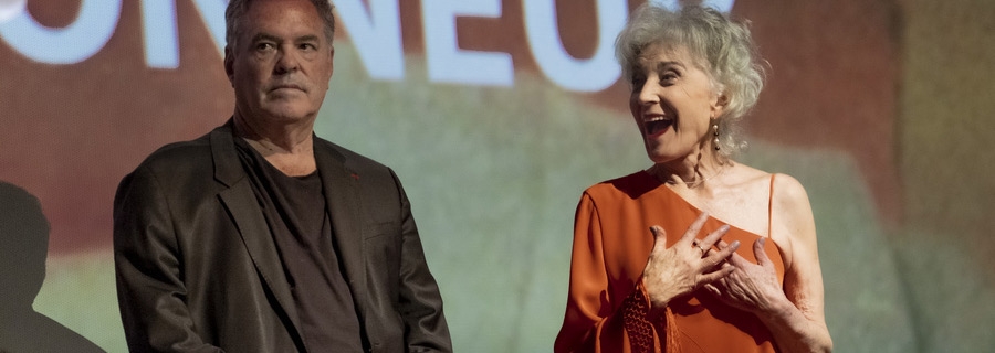 L’actrice Marisa Paredes reçoit le Prix d’honneur du Festival, des mains du réalisateur Amos Gitaï, dans le cadre de l’hommage qui lui est rendu cette année, 12 juin 2021.  © Jerónimo Alvarez