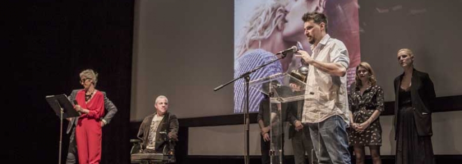 Remise du Prix Jules Verne au Meilleur Film par le Jury à Ramón Salazar pour La Maladie du dimanche, en présence de David Martineau, Maire-Adjoint à la culture
